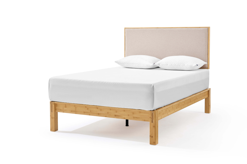Cama con cabecera tapizada
